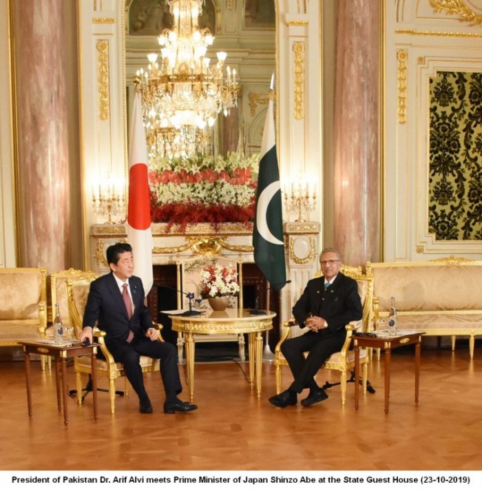 President Dr. Arif Alvi meets Prime Minister of Japan Shinzo Abe at the State Guest House (23.10.2019)